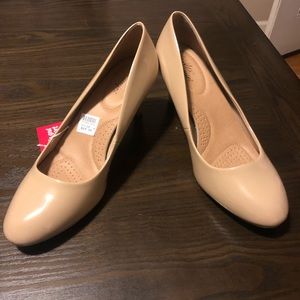 Patent Nude Pumps